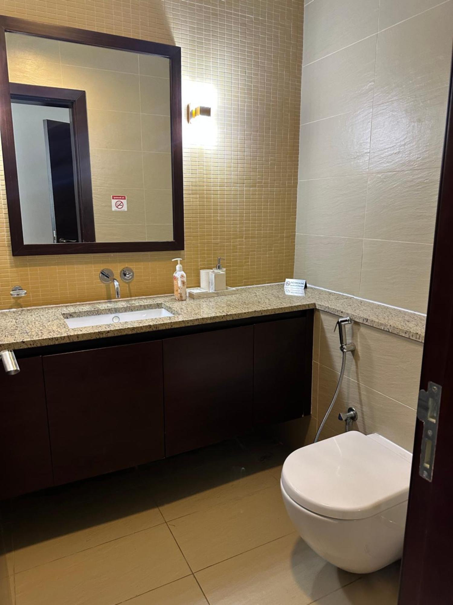 Palm Jumeirah Tiara Ruby 1king And 2 Sofa Beds * Dubai