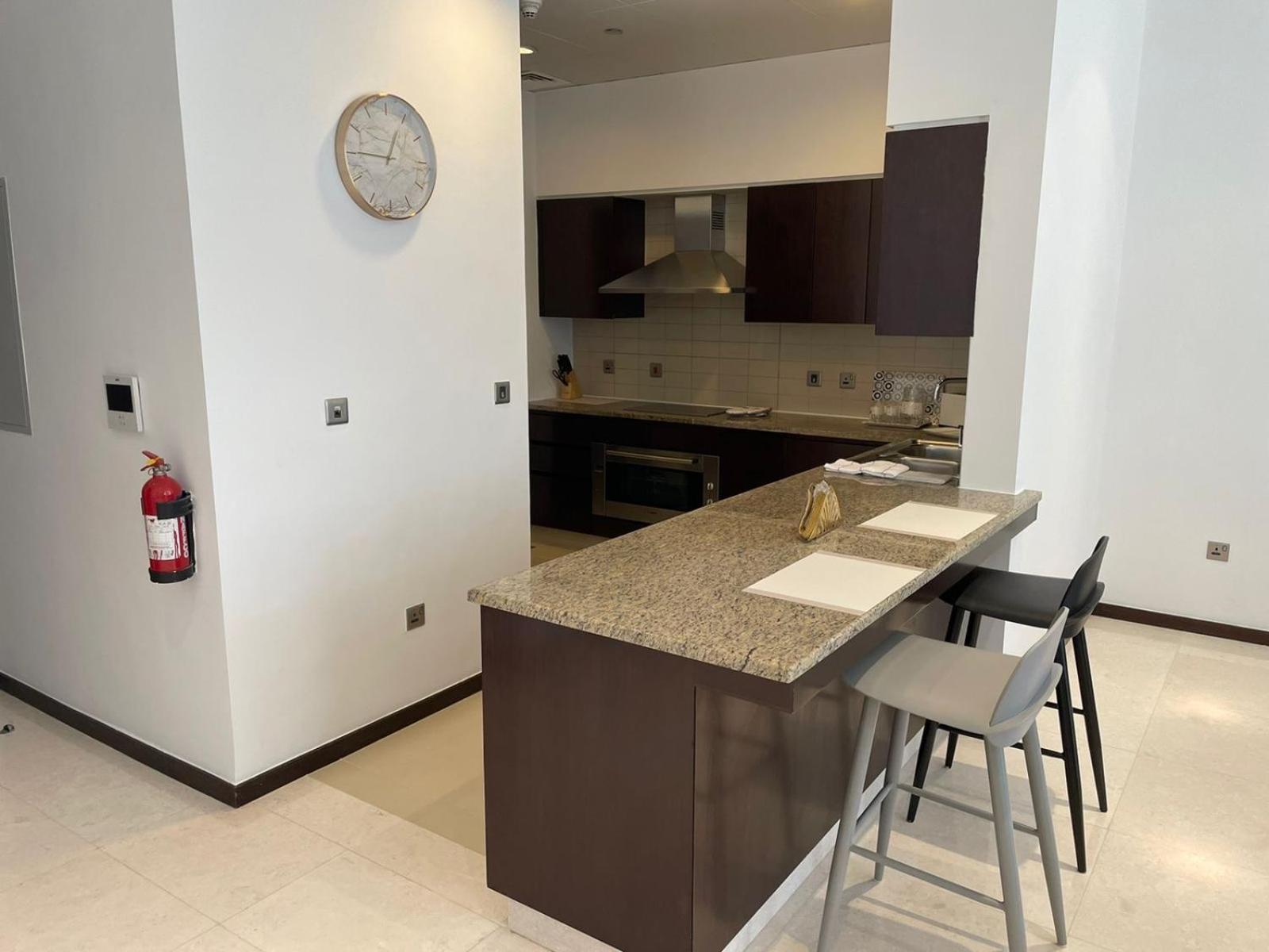 Palm Jumeirah Tiara Ruby 1king And 2 Sofa Beds *