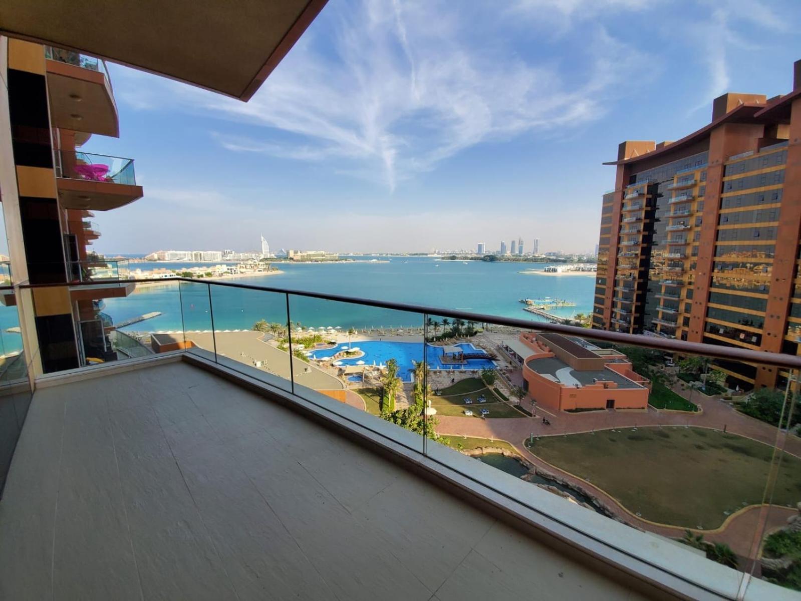 Palm Jumeirah Tiara Ruby 1king And 2 Sofa Beds